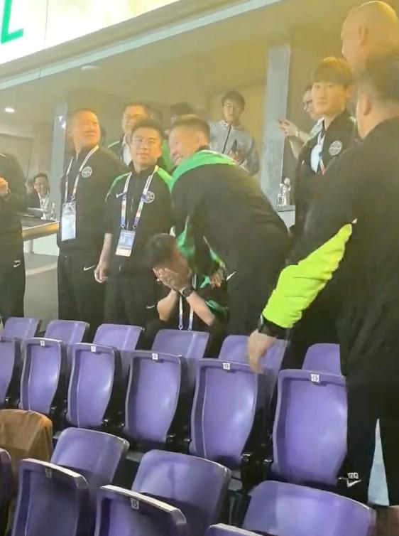 开云APP下载-王钰栋进球后浙江副总喜极而泣，米特里策上前拍肩安慰