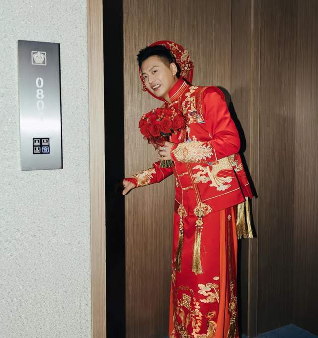 开云新版App下载-41岁知名“特型演员”侯京健大婚！曝妻子身份，多次主持联欢晚会